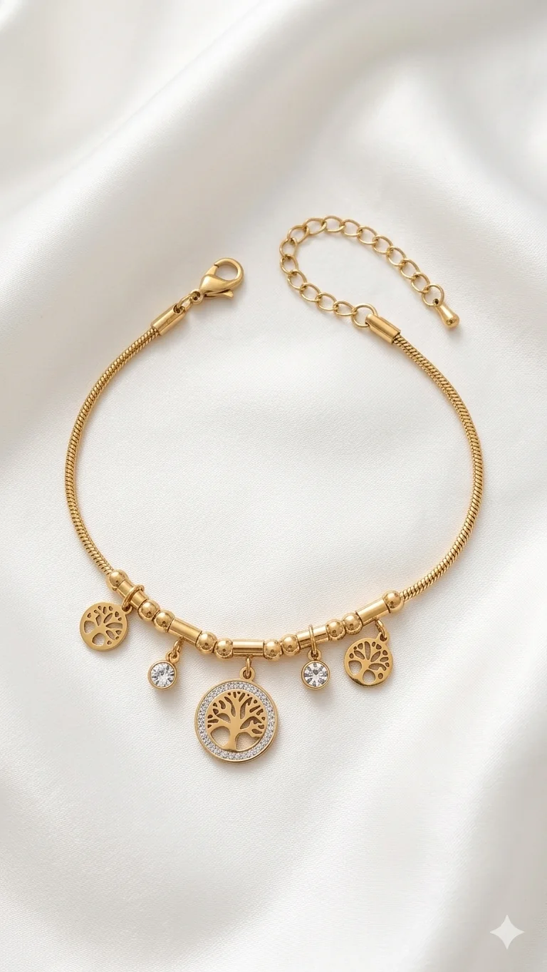 Charm-Armband „Golden Tree Elements“ – Verspielte Eleganz mit Lebensbaum-Anhängern  (Für Frauen)