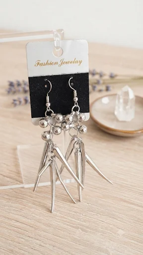 Edgy Hängeohrringe in Silber-Optik mit Kugeln und langen Spike-Zapfen – Ohrringe für Frauen