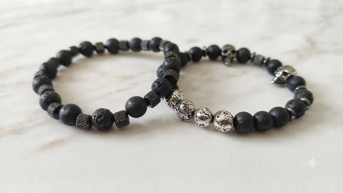Elastisches Lavastein- & Onyx-Armband mit Totenkopf- und strukturierten Metallperlen – Armband für Männer