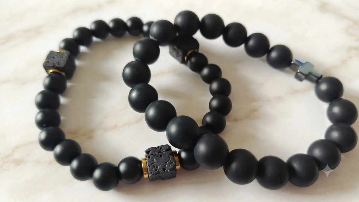 Elastisches Perlenarmband aus mattem Onyx & Lavastein mit Kreuz- und Würfel-Details – Armband für Männer