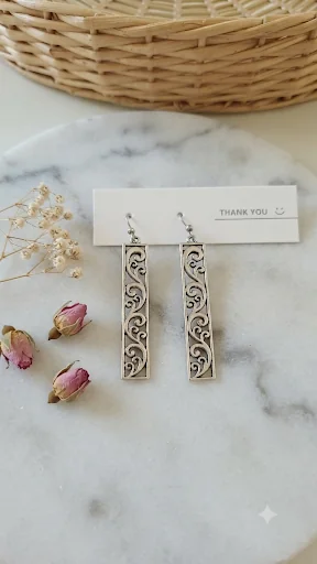 Elegante längliche Barren-Ohrhänger mit Ornamenten für Frauen