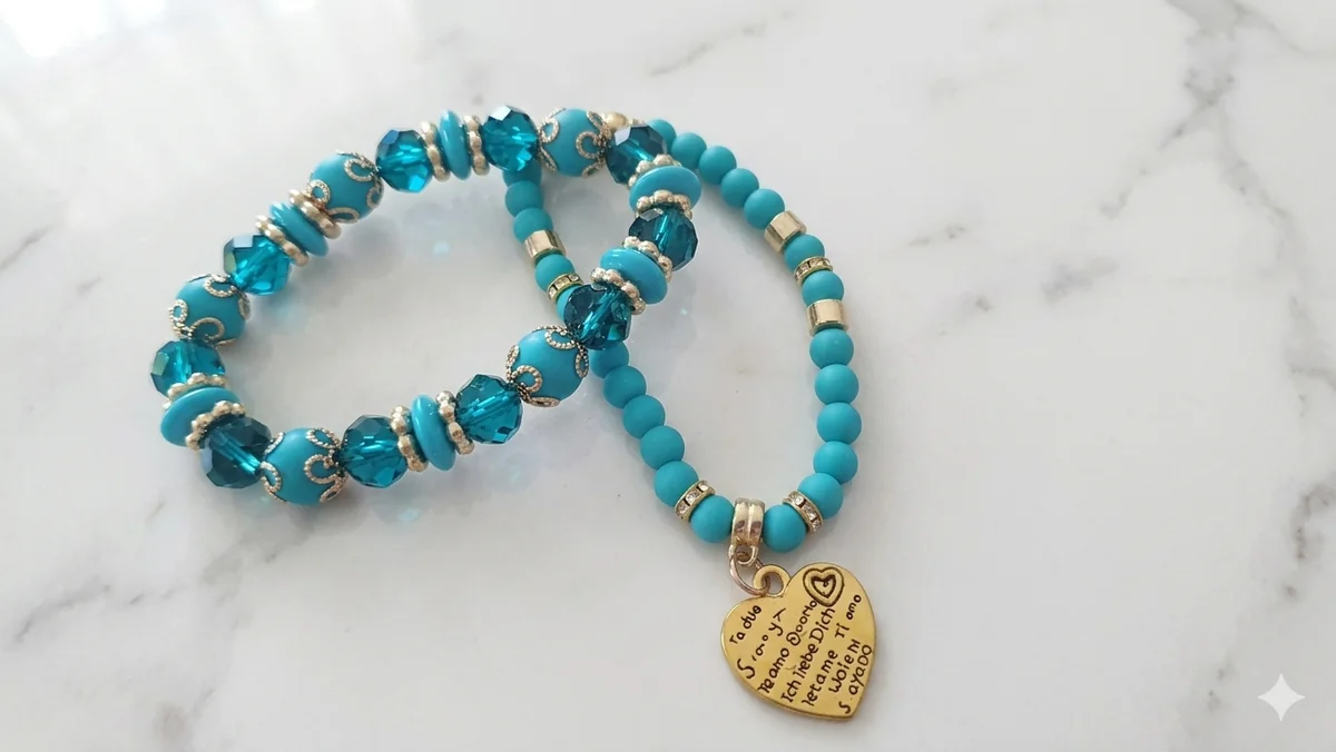 Elegantes Perlenarmband-Set „Ozeanliebe“ – Mattes Türkis, funkelnde Kristalle & graviertes Liebesherz  (Für Frauen)