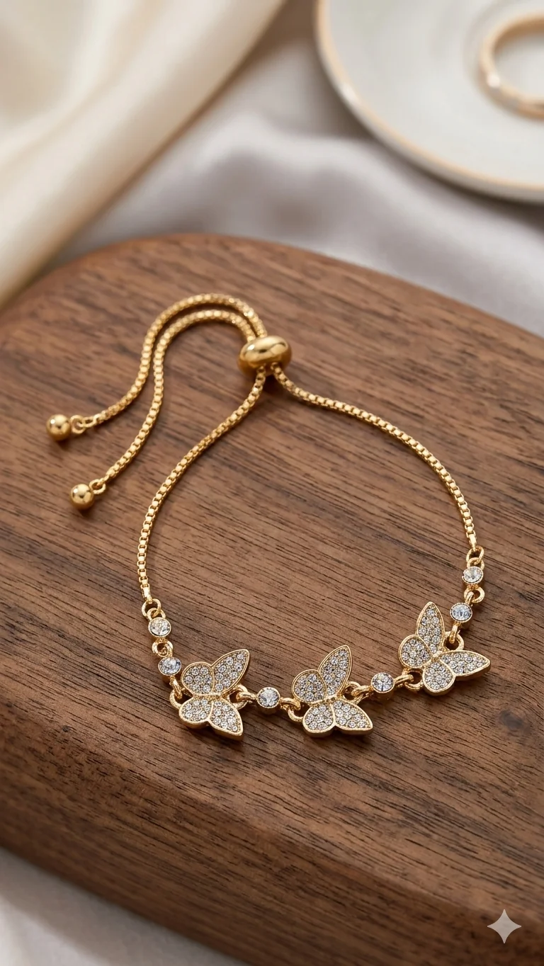Elegantes Schmetterlings-Armband mit Kristallen – Stilvoller Modeschmuck in Gold-Optik (Verstellbar)  (Für Frauen)