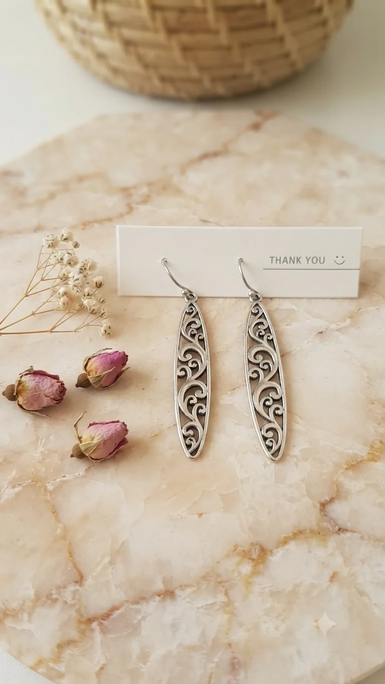 Filigrane Hängeohrringe in Silber-Optik mit kunstvollen Vintage-Ornamenten – Ohrringe für Frauen