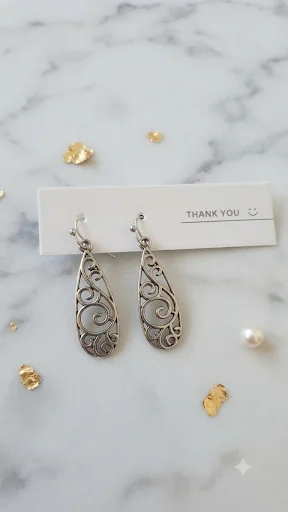 Filigrane Tropfen-Ohrringe in Silber-Optik mit kunstvollen Schnörkel-Ornamenten – Ohrringe für Frauen