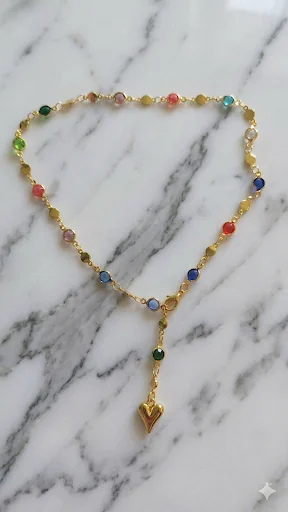 Halskette „Rainbow Heart“ – Filigrane Y-Kette mit bunten Kristallen und Herzanhänger  (Für Frauen)