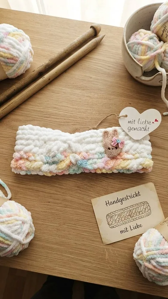 Handgehäkeltes Baby- & Kleinkind-Stirnband „Bunny Sweetness“ mit Pastellrand