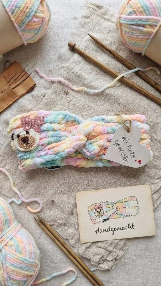 Handgehäkeltes Baby- & Kleinkind-Stirnband „Teddy Love“ in Regenbogen-Pastell