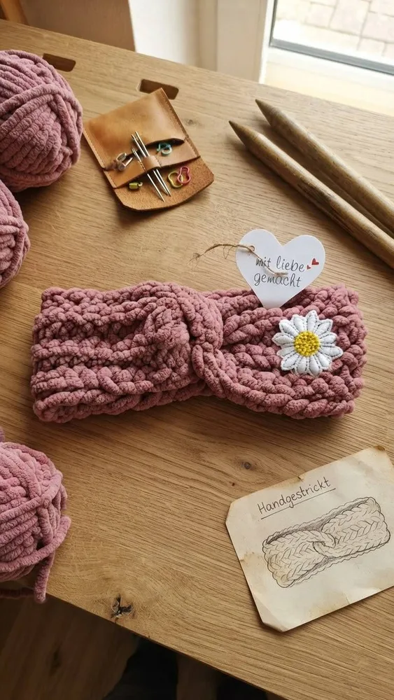 Handgehäkeltes Chenille-Stirnband „Berry Daisy“ mit Gänseblümchen