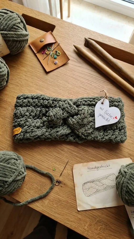 Handgehäkeltes Chenille-Stirnband „Cozy Khaki“ mit Mittel-Twist