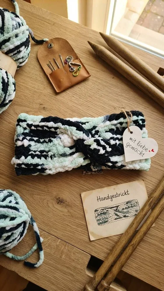Handgehäkeltes Chenille-Stirnband „Forest Walk“ mit Mittel-Twist