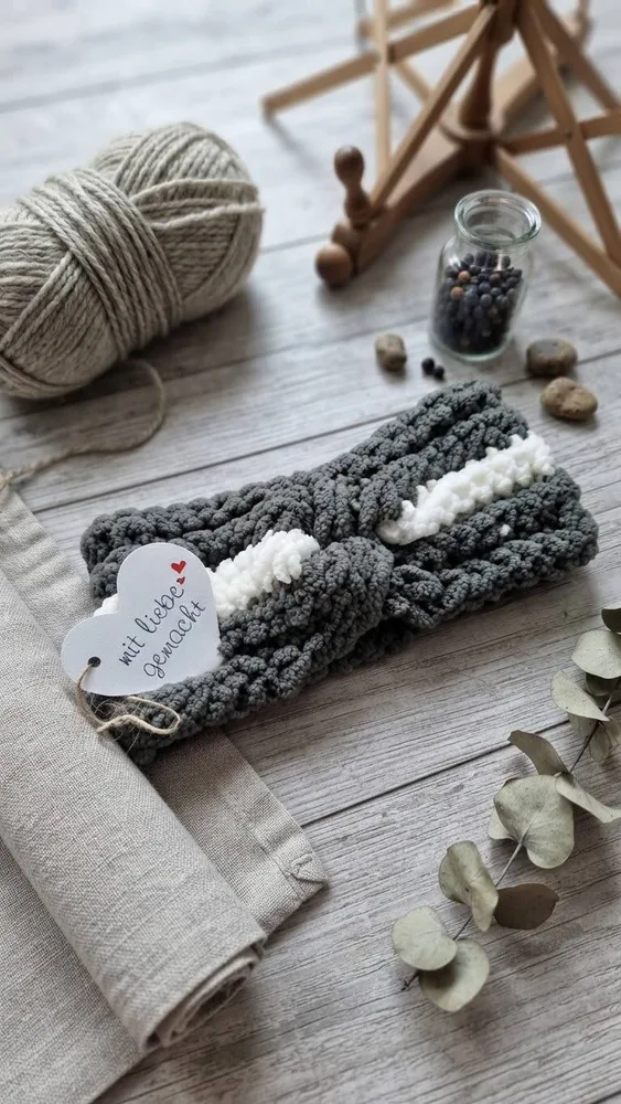 Handgehäkeltes Chenille-Stirnband „Grey Line“ mit Mittel-Twist