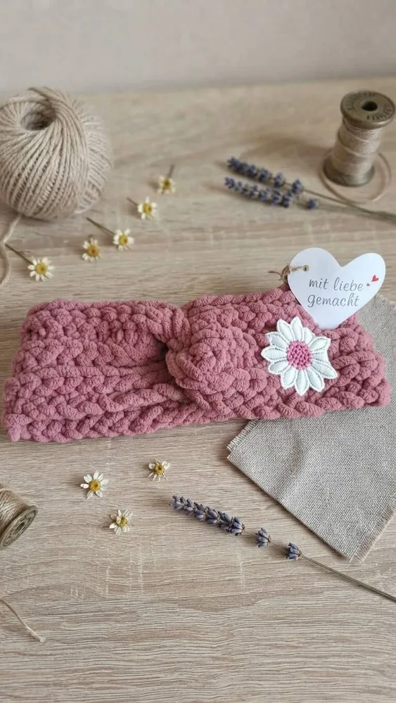 Handgehäkeltes Chenille-Stirnband „Lavender Daisy“ mit Blüten-Applikation