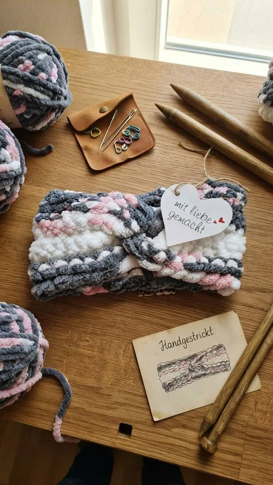 Handgehäkeltes Chenille-Stirnband „Nordic Rose Mini“ mit Mittel-Twist