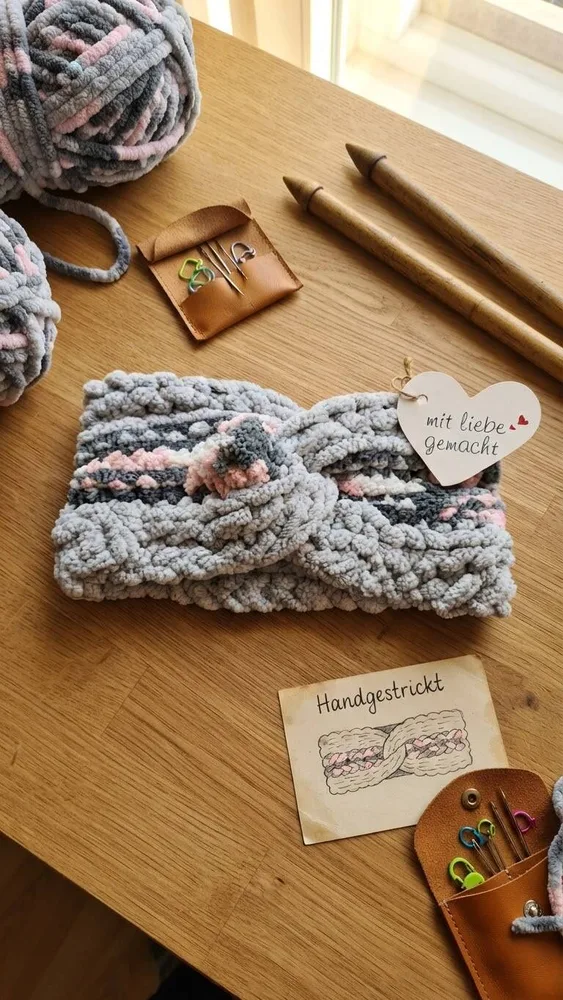 Handgehäkeltes Chenille-Stirnband „Nordic Rose“ mit Mittel-Twist
