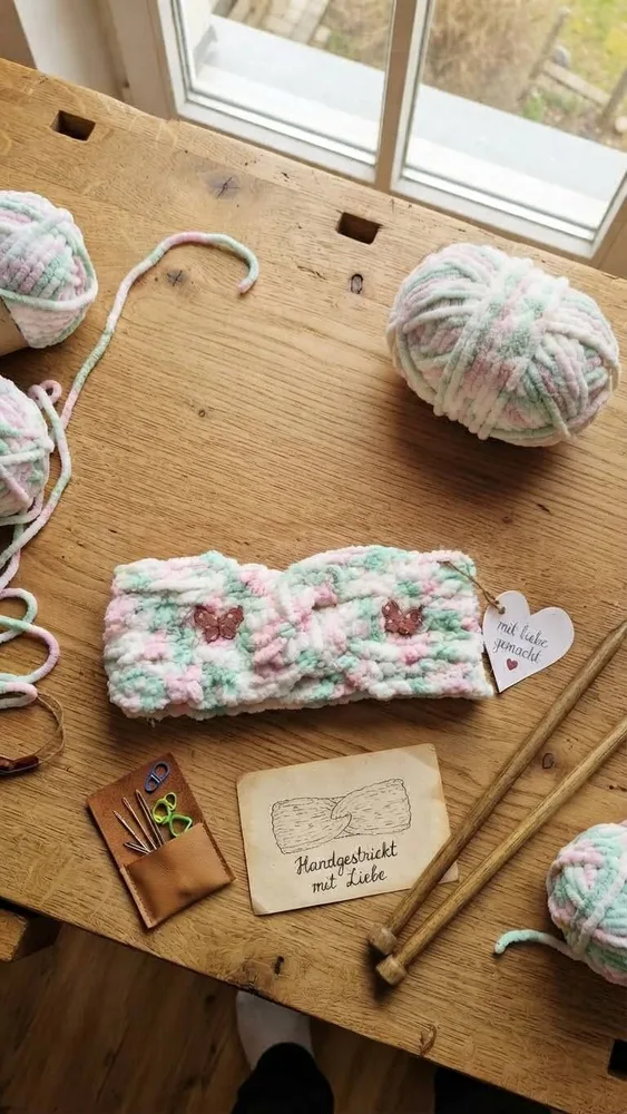 Handgehäkeltes Chenille-Stirnband „Pastel Breeze“ mit Holz-Schmetterlingen