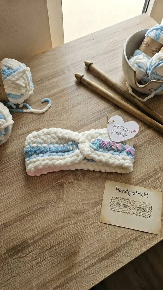 Handgehäkeltes Chenille-Stirnband „Winter Sky“ mit Schmetterlingen