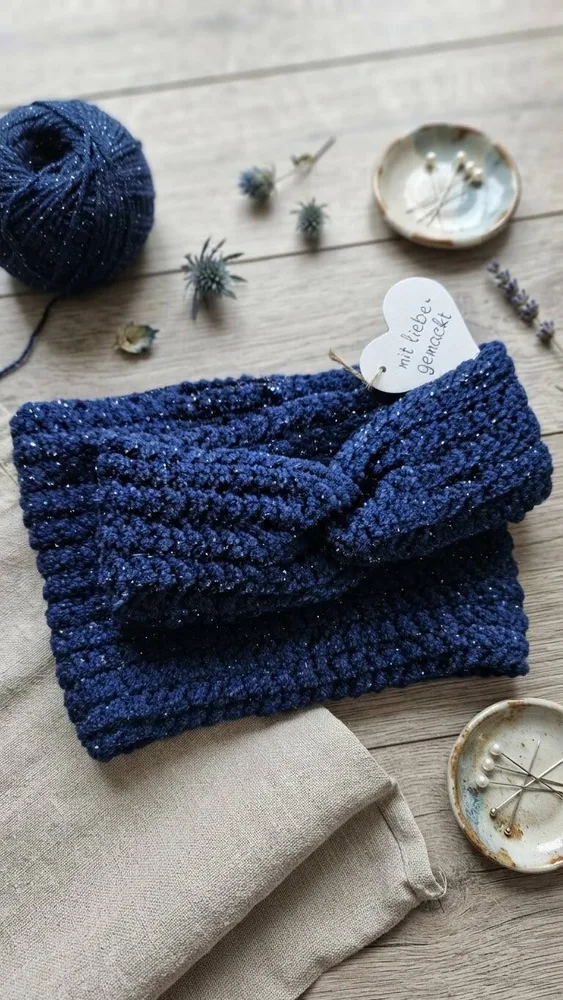 Handgehäkeltes Glitzer-Set „Sparkle Twist“ – Stirnband & Loop-Schal in Dunkelblau