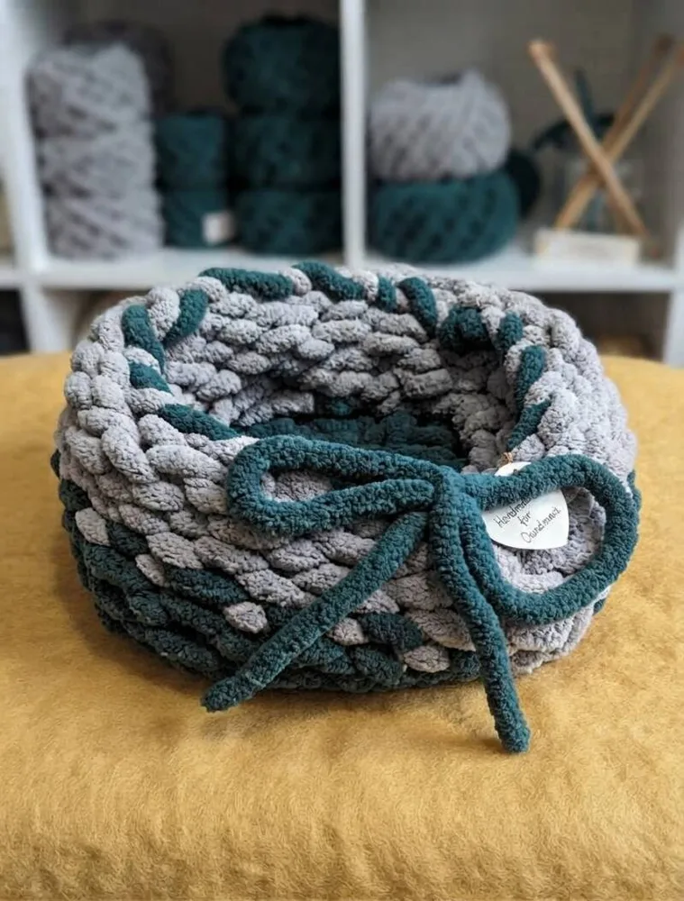 Handgemachtes XL Tierkörbchen „Cozy Loop“ – Aus edler „Scandi Soft“-Wolle