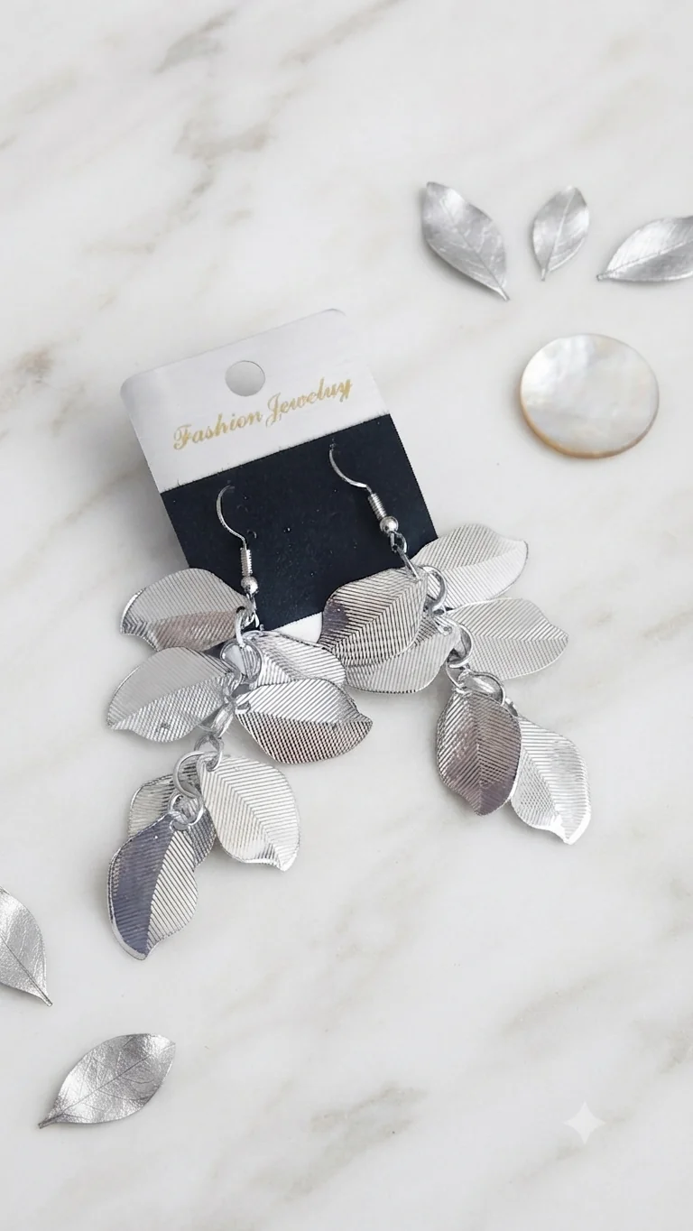 Kaskaden-Hängeohrringe in Silber-Optik mit fein geriffelten Blättern – Ohrringe für Frauen