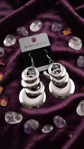 Kaskaden-Hängeohrringe in Silber-Optik mit hochglanzpolierten, geschwungenen Ringen – Ohrringe für Frauen