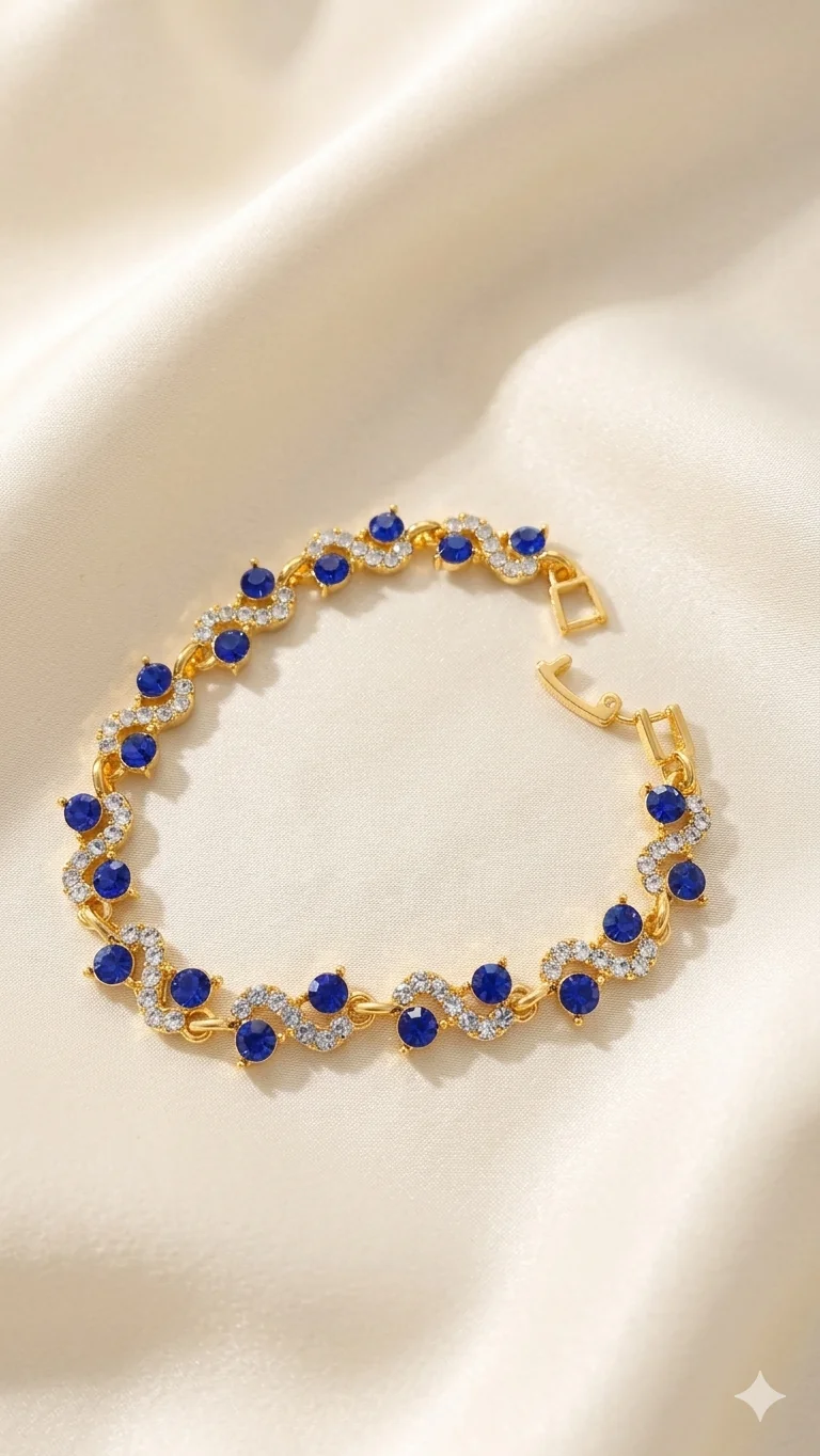 Kristall-Armband „Sapphire Elegance“ – Royale Pracht in Gold und Saphirblau  (Für Frauen)