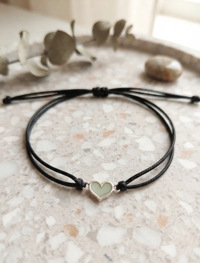 Leuchtendes Herz Makramee-Armband in Schwarz