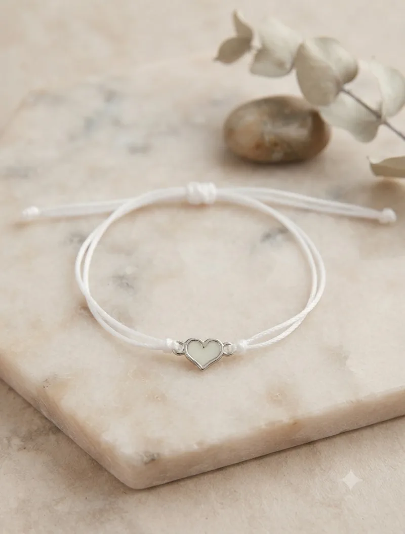 Leuchtendes Herz Makramee-Armband in Weiß