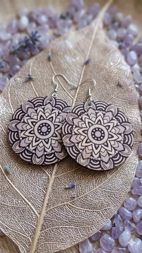Mandala Holz-Ohrringe in Rundform, silberfarbene Elemente, Gesamtlänge 5 cm für Frauen