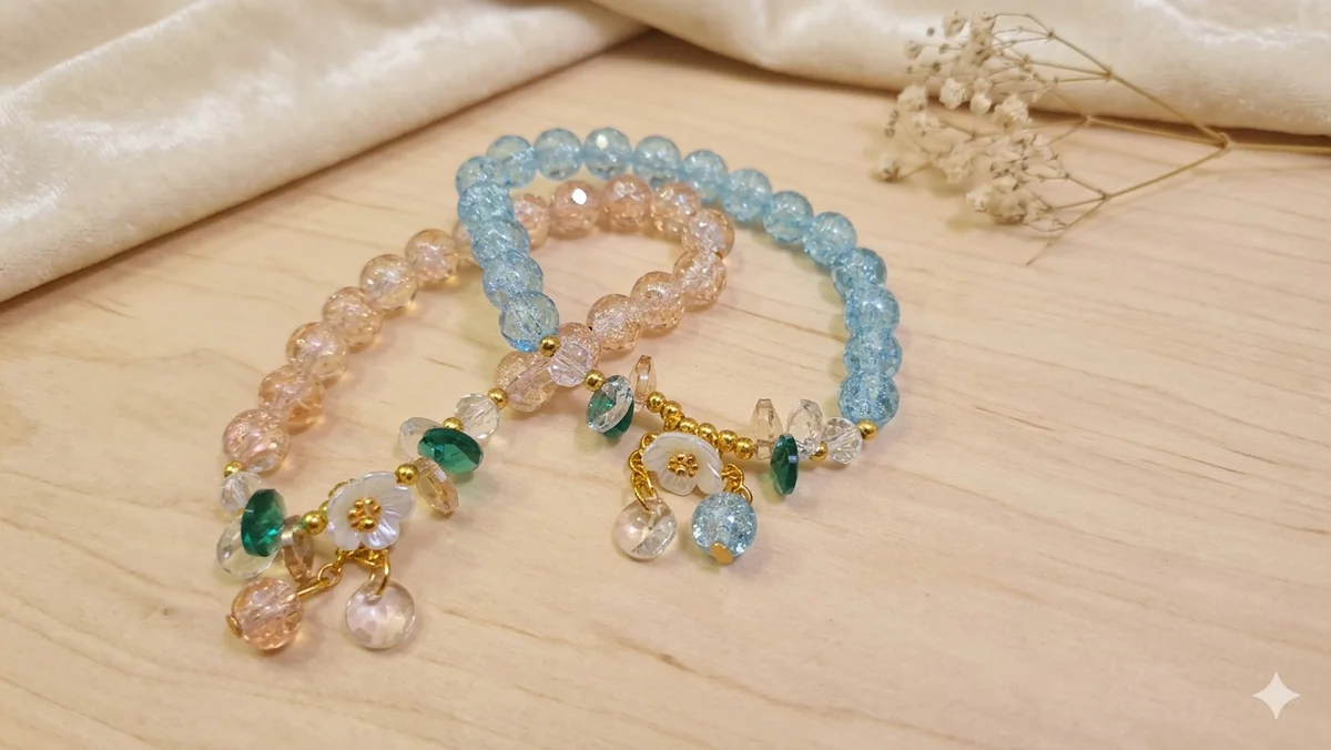 Romantisches Perlenarmband-Set „Frühlingserwachen“ – Florale Akzente & funkelnde Kristalle   (Für Frauen)